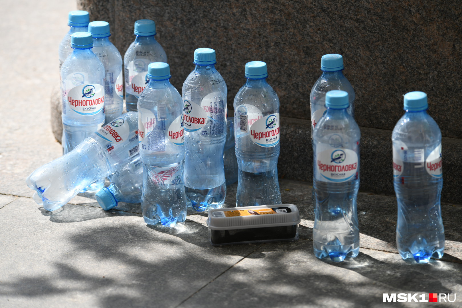 Оставленные бутылки с водой