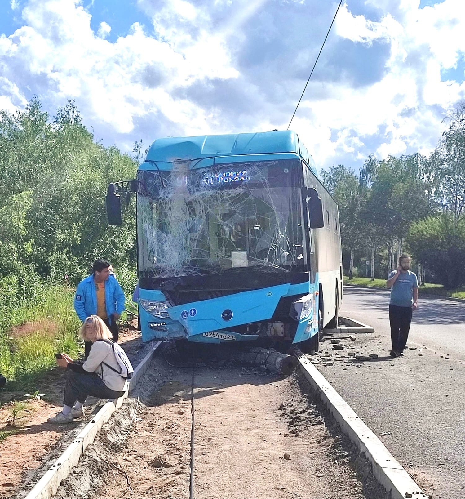 Передняя часть всмятку: в Архангельске автобус с пассажирами попал в аварию  | 26.07.2023 | Архангельск - БезФормата