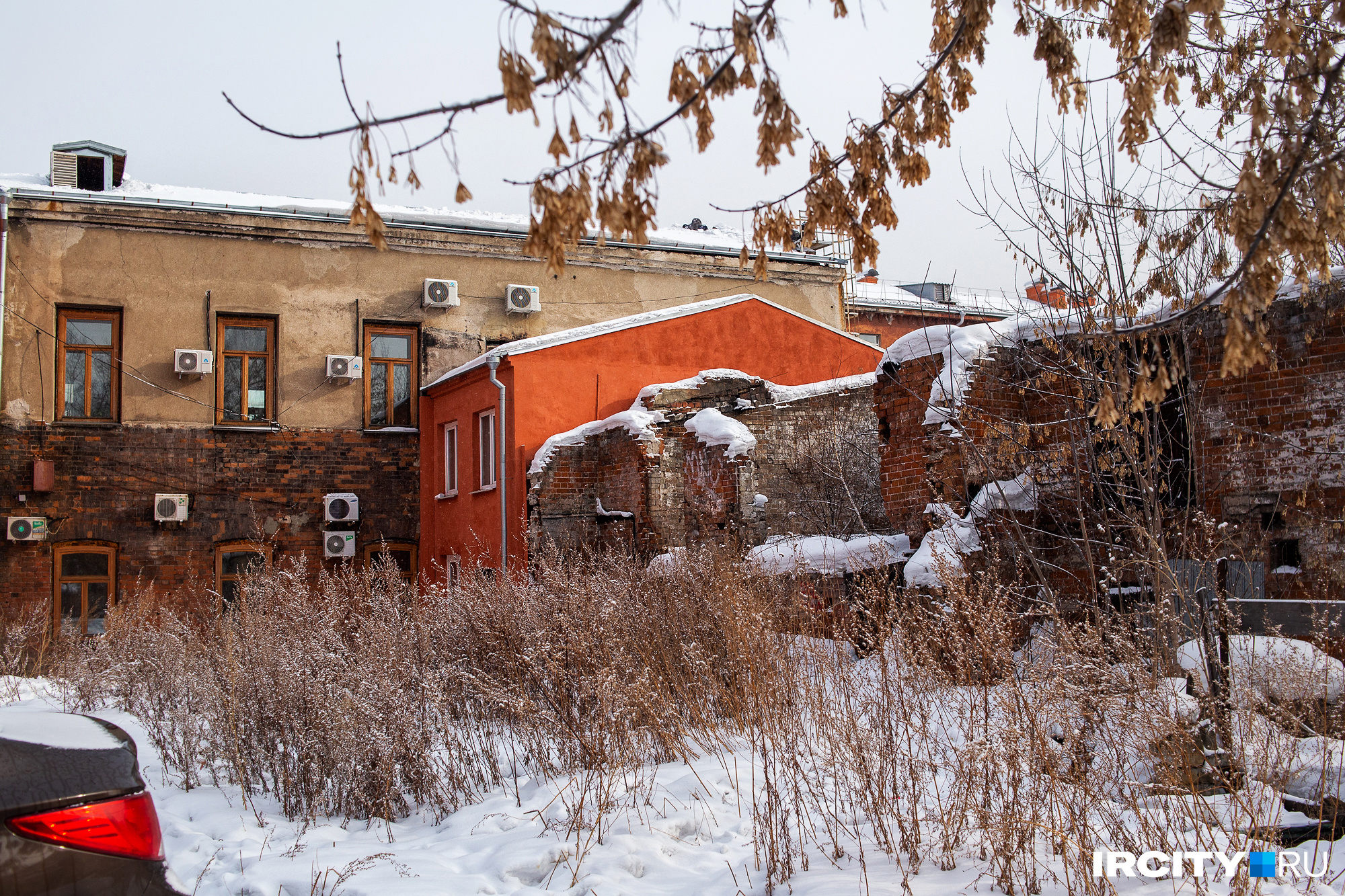 Рядом с одним из оранжевых пристроев — разрушенное двухэтажное каменное здание. Возможно, оно было частью усадьбы Егорова, в частности, хозпостройкой