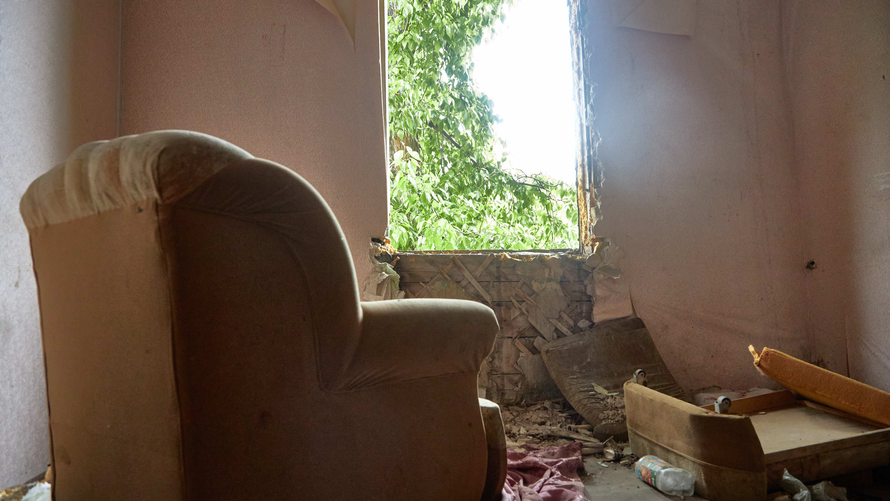 Мебель и унитазы среди руин: показываем секреты заброшенных бараков за Парком металлургов