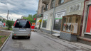 «Чуть не задавили»: автомобилисты начали объезжать пробку по тротуару на Сибиряков-Гвардейцев — видео