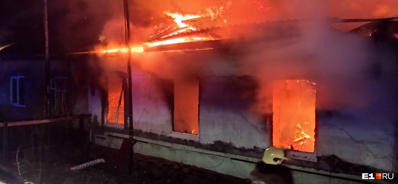 В Екатеринбурге загорелось жилое здание. Двоих пострадавших госпитализировали