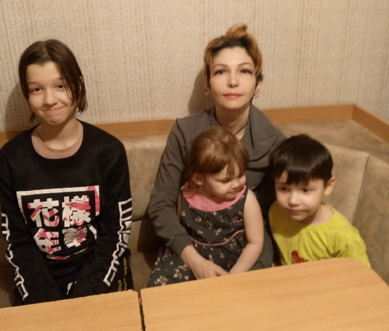 Юлия со своими тремя детьми