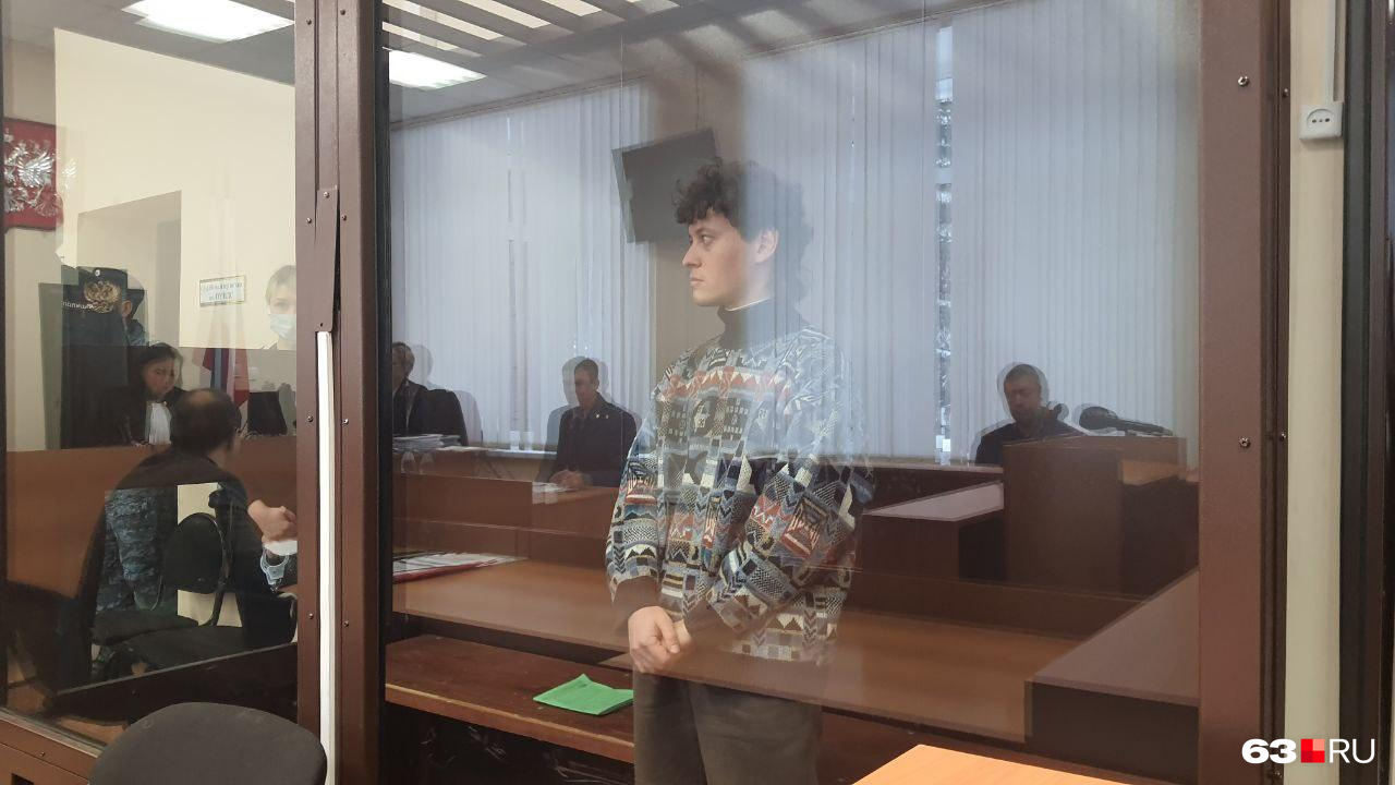 В Самаре певцу Шарлоту вызвали скорую в суд во время продления ареста