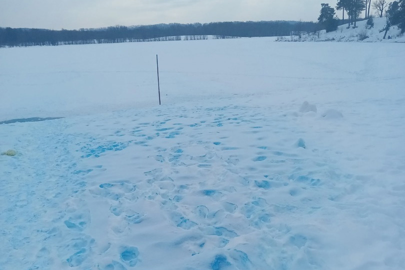 В Дзержинске посинел снег на берегу Святого озера. Феномен прокомментировали в мэрии