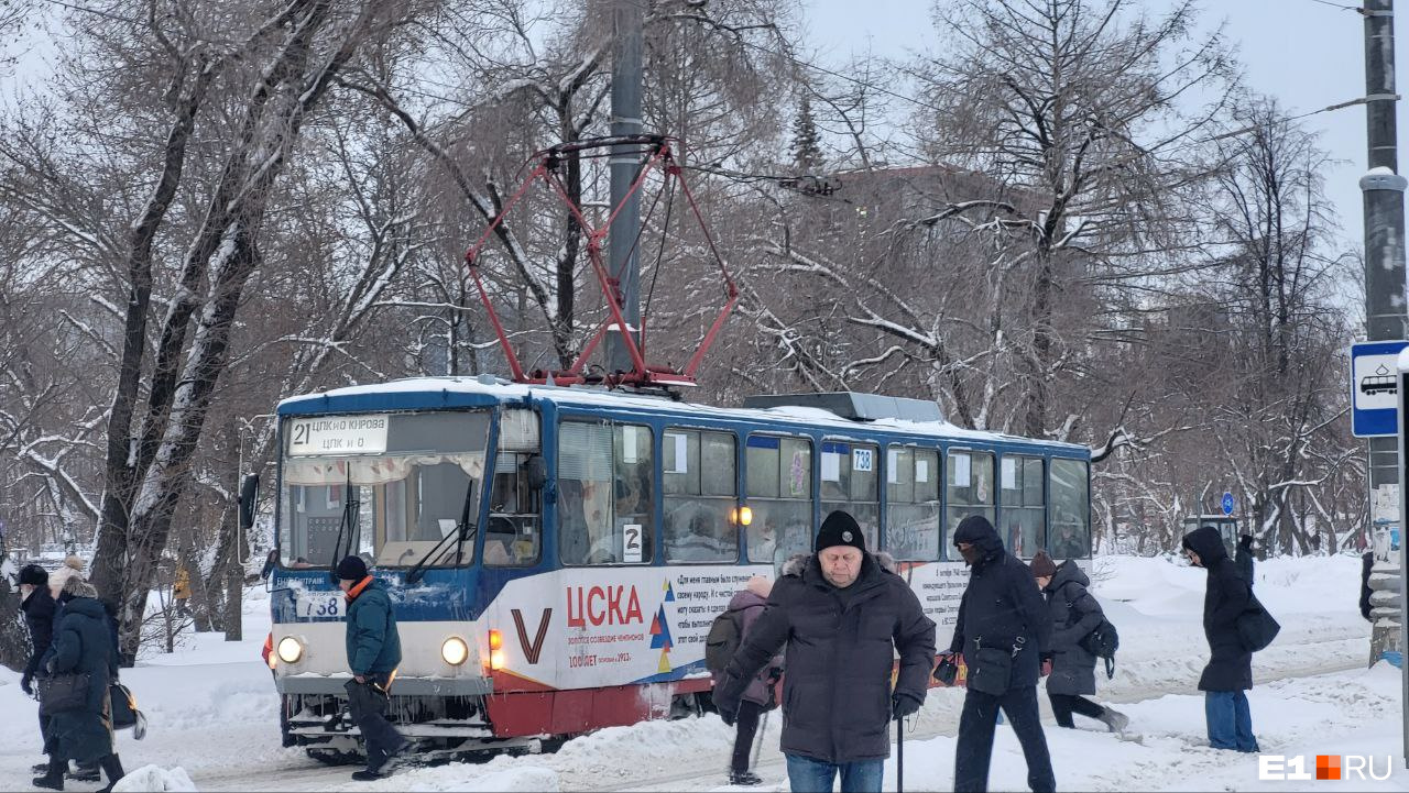 Власти Екатеринбурга передумали объединять два трамвайных маршрута на ВИЗе