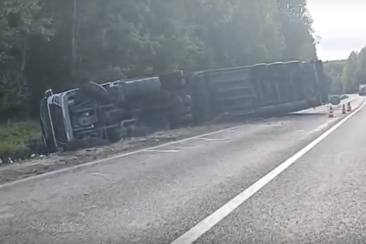 В Архангельской области перевернулась фура на трассе М-8: видео с места  аварии | 08.09.2023 | Архангельск - БезФормата