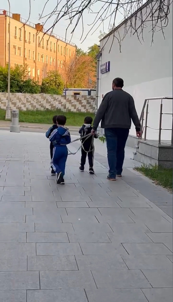 Москвичи стали чаще замечать, как родители выгуливают детей на «поводке»
