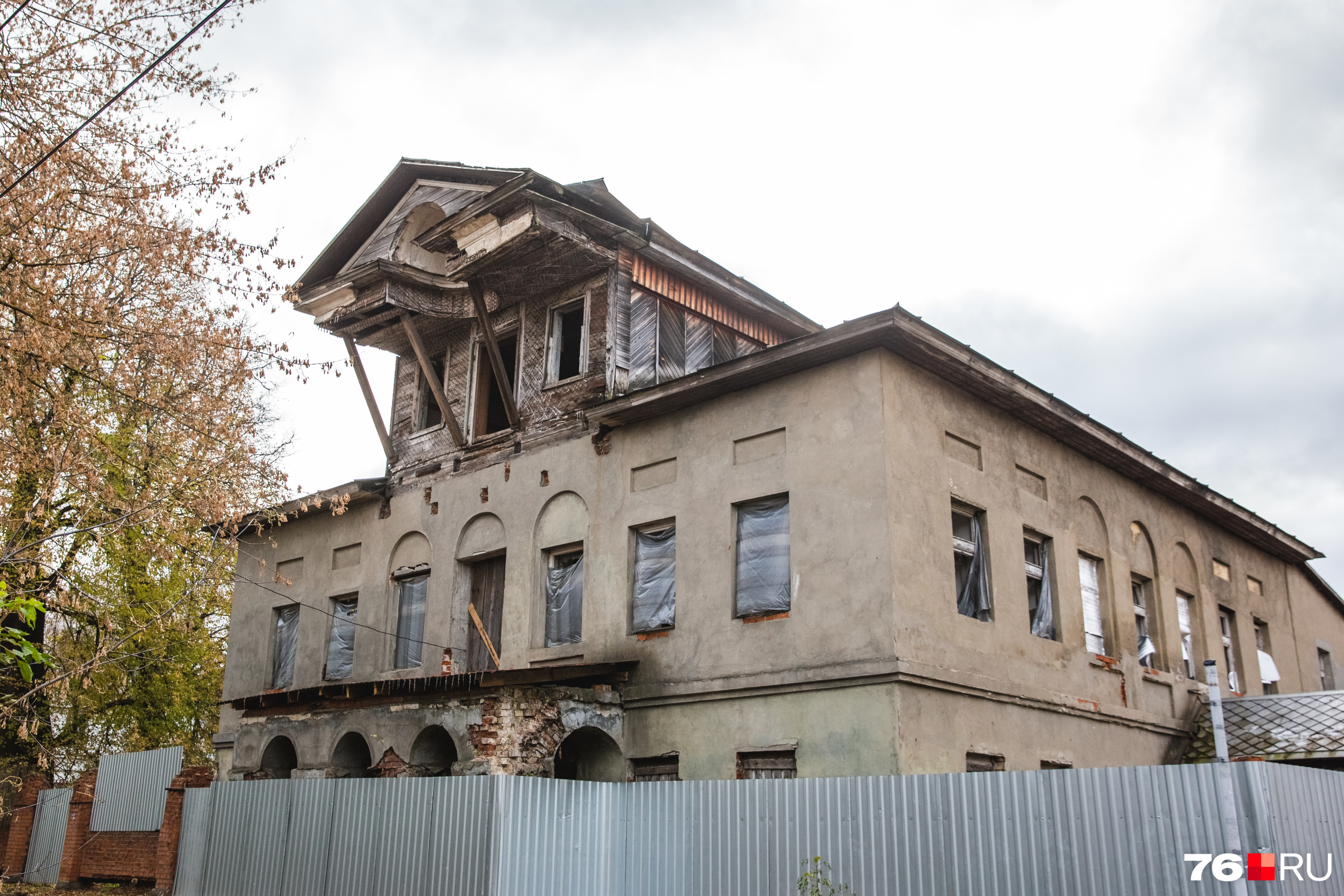 В Ярославле приходит в запустение старинный особняк на Портовой набережной,  4/20 - 27 октября 2023 - 76.ru