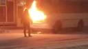 Полыхал капот. В Новосибирской области загорелся автобус, в котором ехали 19 человек, — момент пожара попал на видео