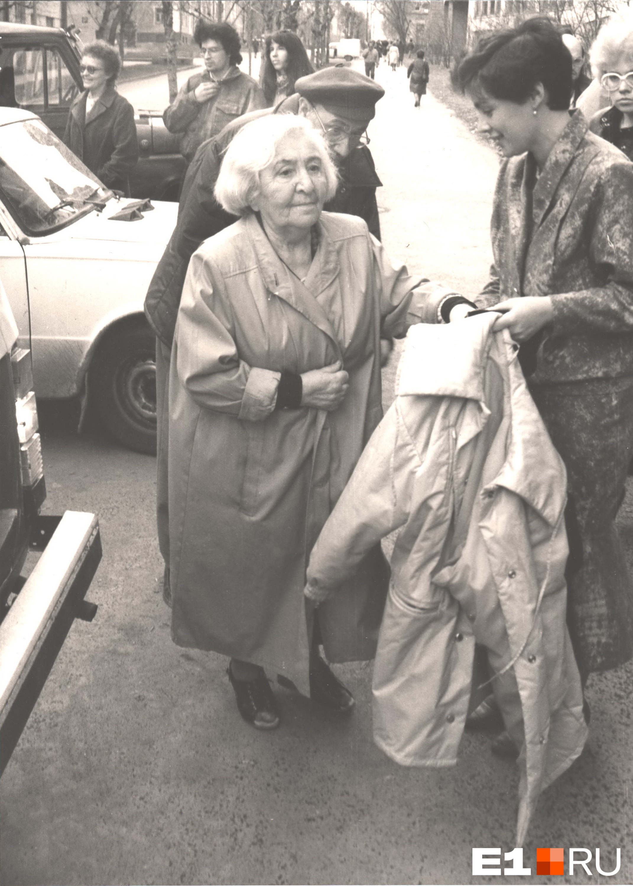 Вынуждена жить с матерью. Мама Ленина еврейка. Ветераны прожившие до 100 лет. Семейный доктор в Германии 1940-х годов фото. Фото детей 1990 года в ателье.