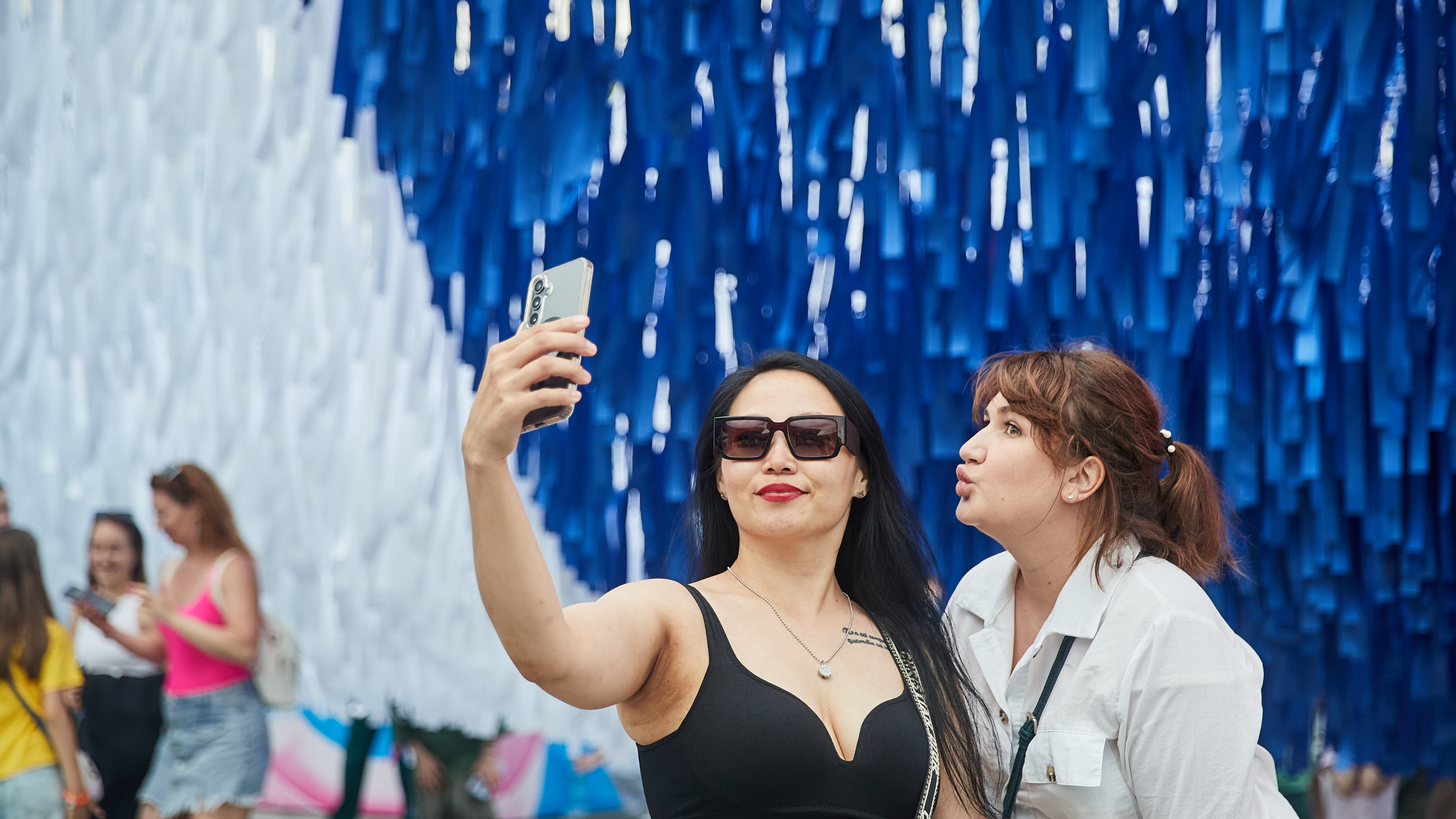 Как новосибирские красотки оделись на фестиваль блогеров — они притягивали взгляды. <nobr class="_">10 фото</nobr>