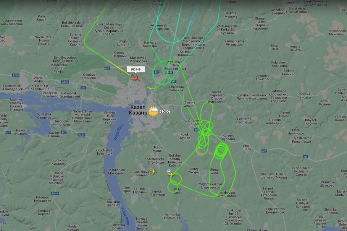 Полет над казанью. 10. Самолет над казанью 26. Казань ту 144. Редбул казань 2020.