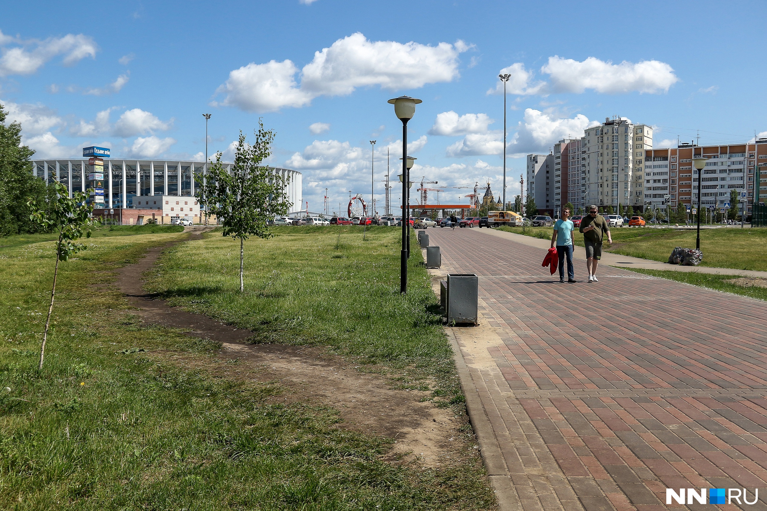 Желание сэкономить пару секунд вынуждает нижегородцев идти по газону Желание сэкономить пару секунд вынуждает нижегородцев идти по газону