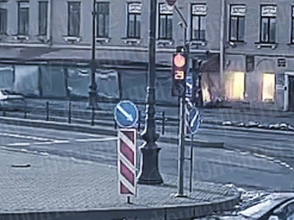 Не только вынесло стекла в кафе, но и остановило движение. Первые секунды взрыва в Петербурге попали на уличные камеры