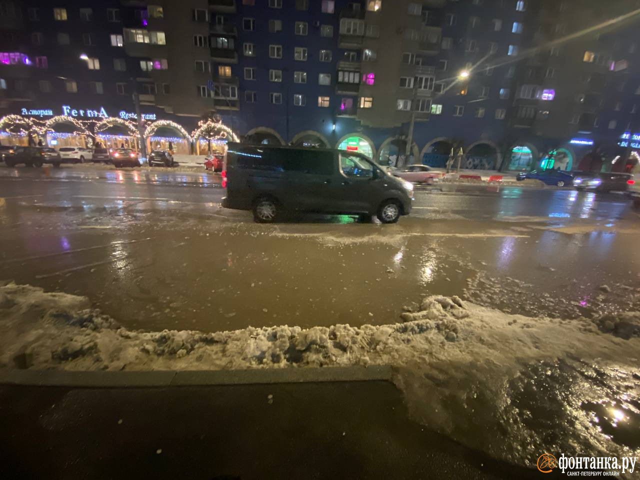 В центре Петербурга затопило дороги и тротуары