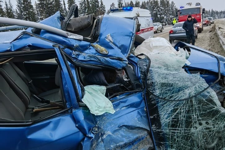 На Урале водитель легковушки влетел в фуру и погиб. Машину смяло, как комок бумаги: фото