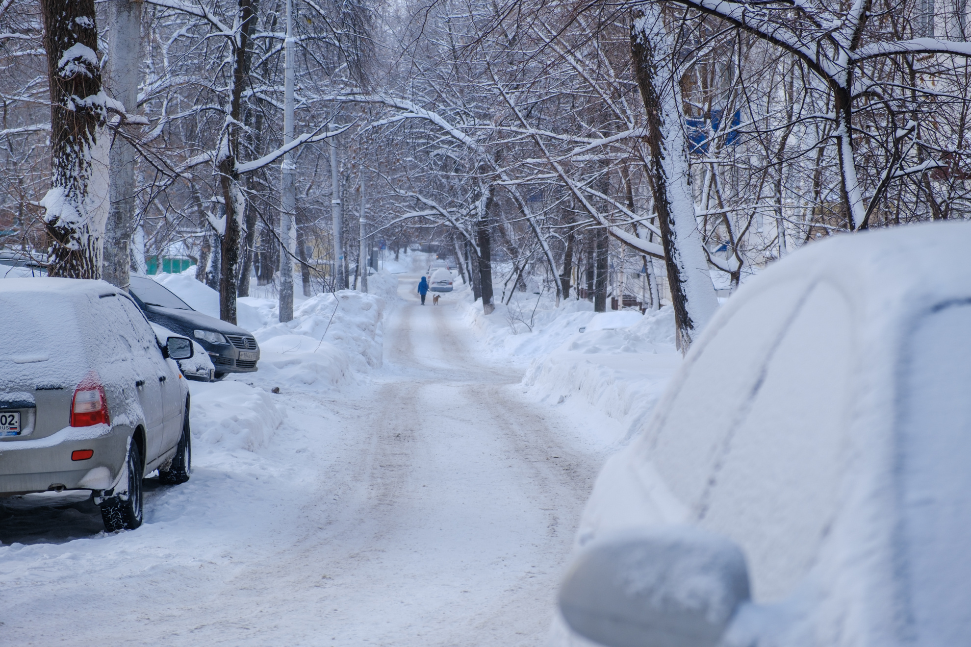 Во дворах снег раскидали