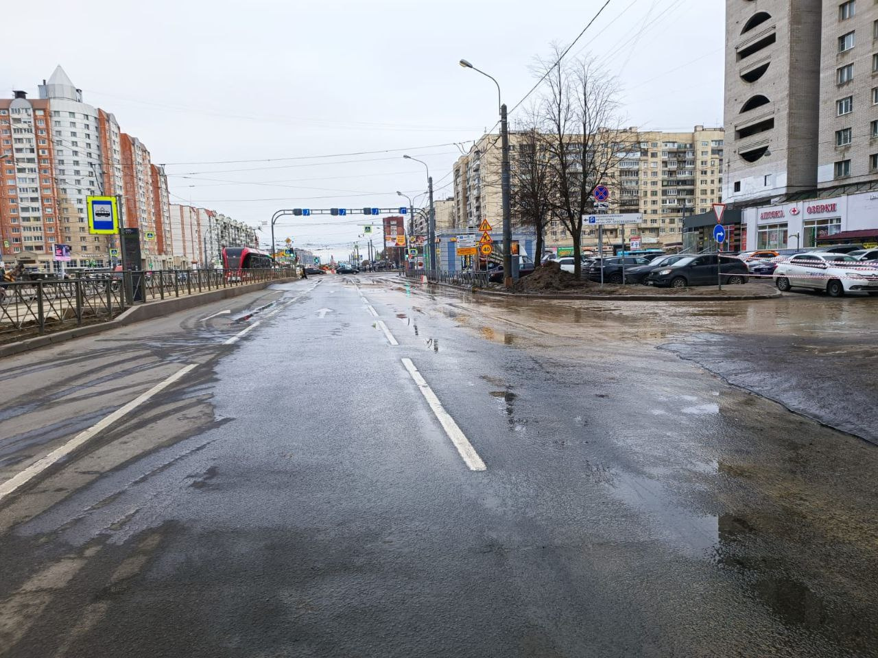 Фото: Локализовано вытекание воды на проспекте Энгельса в Петербурге - 7  марта 2024 - ФОНТАНКА.ру