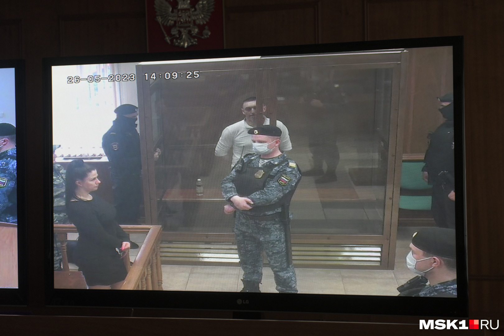 Журналистов не пустили в зал. За решением суда они наблюдали по телевизору