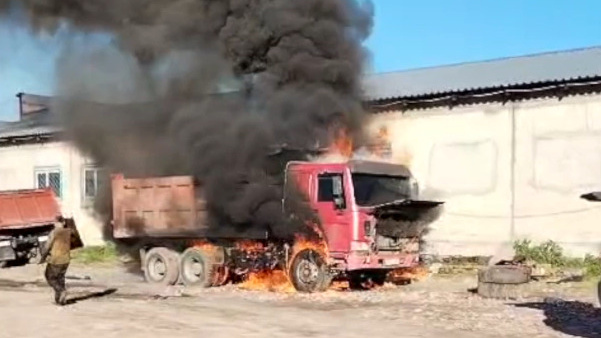 Колеса в огне: в Новосибирске заявили о горящем грузовике — видео с места пожара