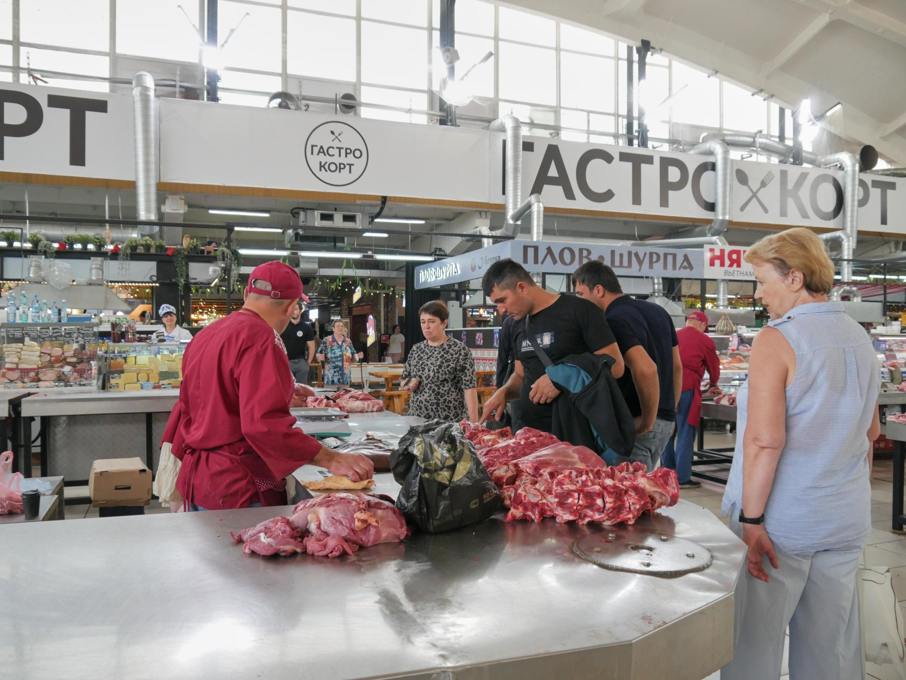 «Продавцы все мокрые, в зале жара»: на Центральном рынке сгорело 10 кондиционеров