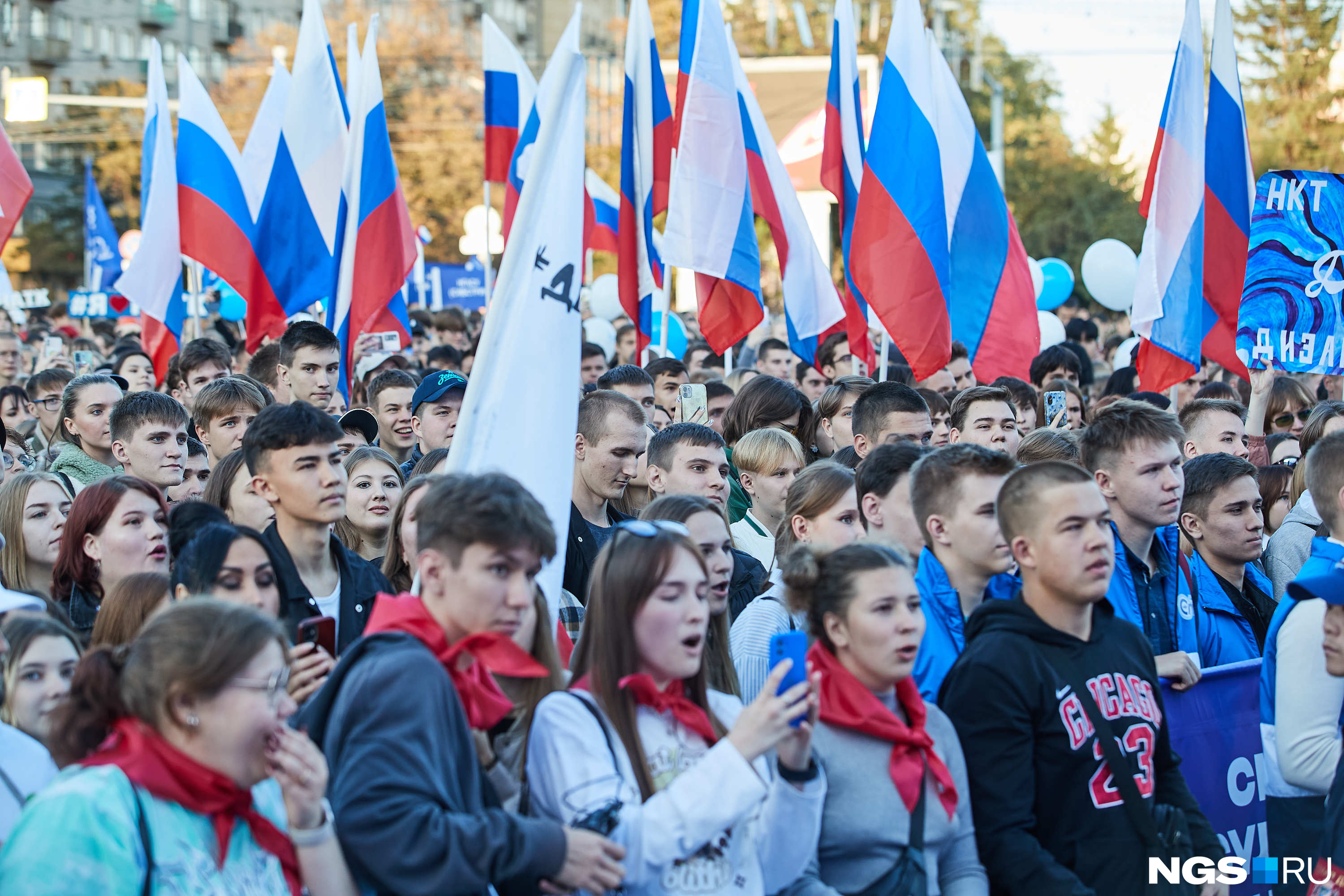 Торжественное открытие и концертная программа события начались в 19:00 на площади Ленина Торжественное открытие и концертная программа события начались в 19:00 на площади Ленина