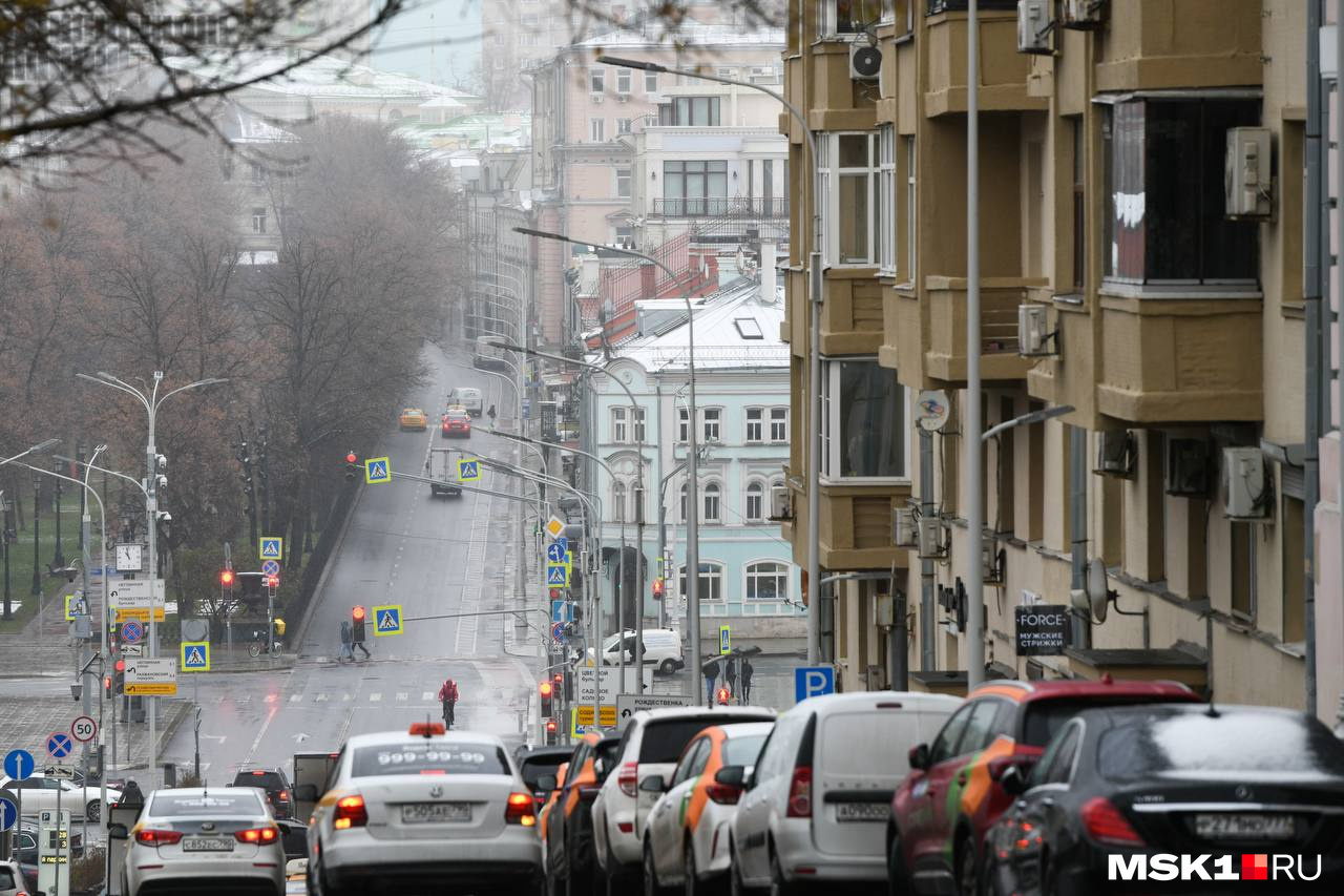 Длина Бульварного кольца — всего девять километров, зато в день по нему проезжает примерно <nobr class="_">22 тысячи</nobr> автомобилистов Длина Бульварного кольца — всего девять километров, зато в день по нему проезжает примерно <nobr class="_">22 тысячи</nobr> автомобилистов