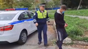 Разбили стекло и надели наручники: полицейские скрутили пьяного водителя на перекрестке в Челябинске