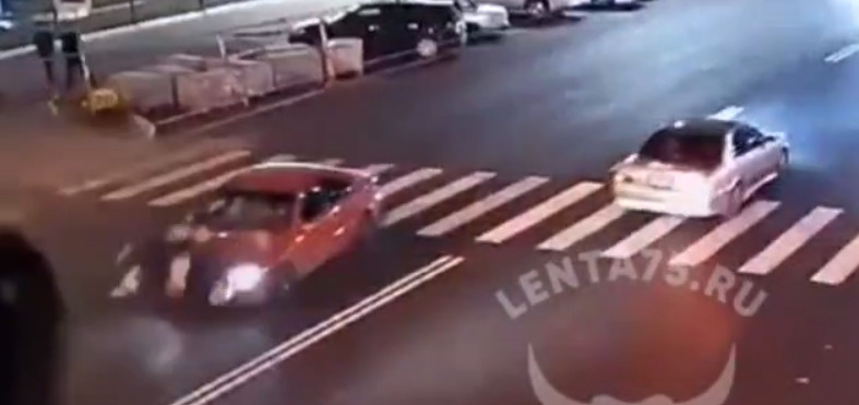 Водитель Mercedes сбил двух девушек напротив Дома офицеров в Чите