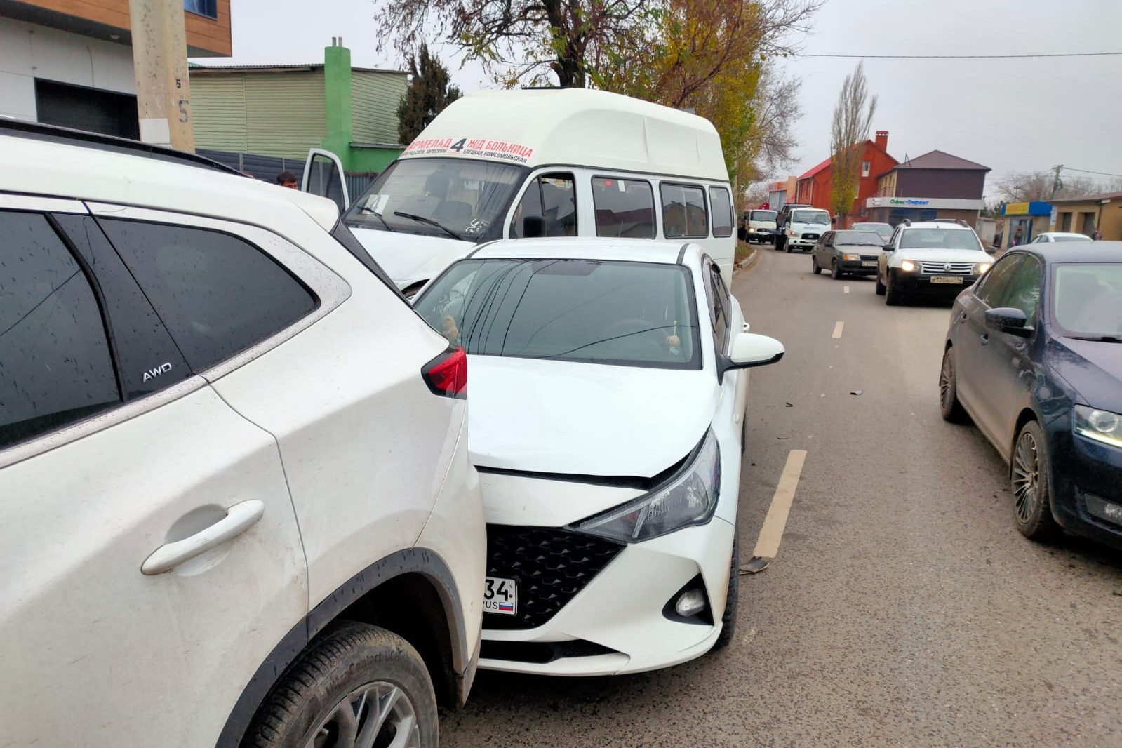 На месте куча врачей, пожарных, полиция: в Волгограде неуправляемая маршрутка протаранила два автомобиля