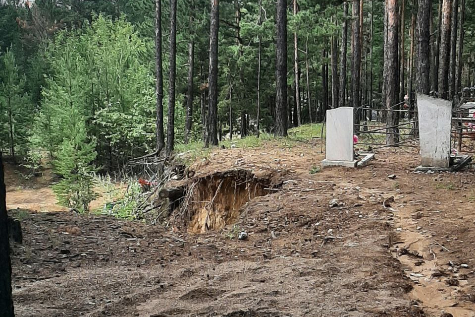 Овраг начал обваливаться возле могил на кладбище в Чите