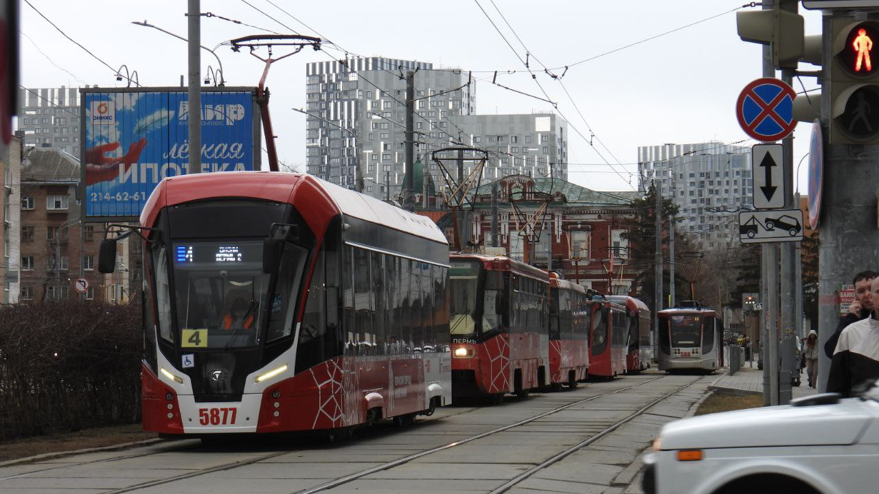 В Перми возле ТРК «Семья» встали трамваи, приехала скорая
