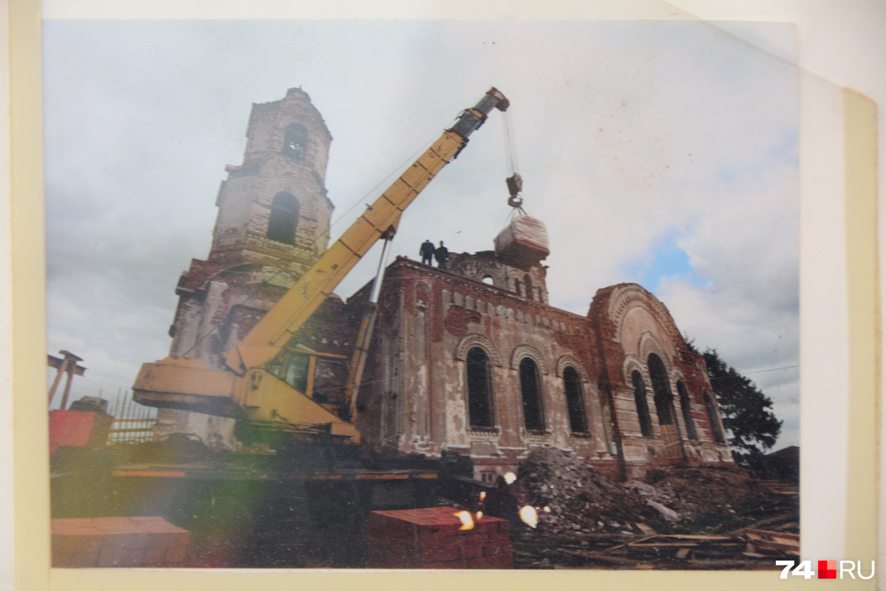 Внутри церкви был стенд с фотографиями, показывающими процесс восстановления