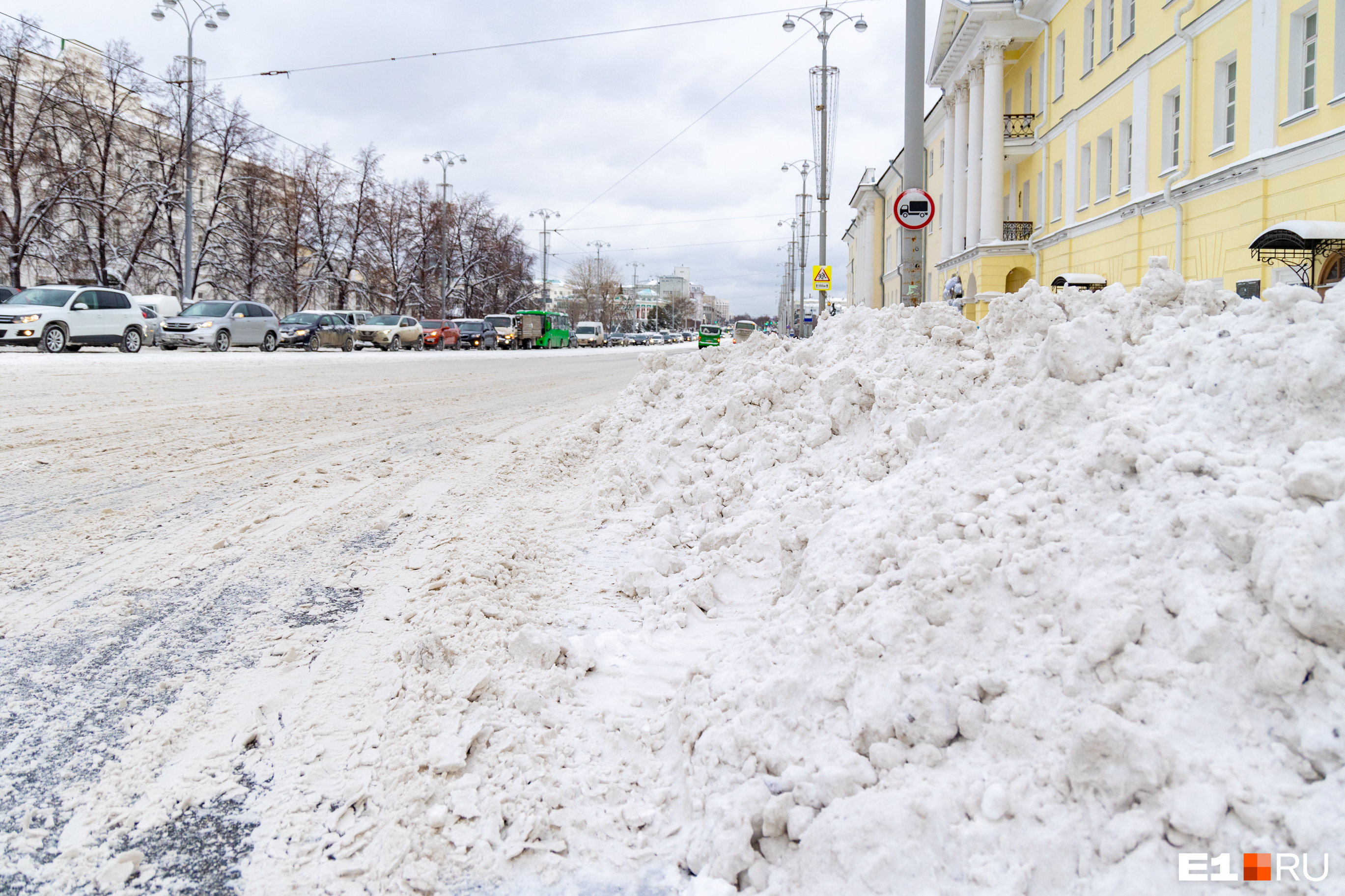 Сугробы размером с человека! Фоторепортаж с заваленных снегом улиц Екатеринбурга