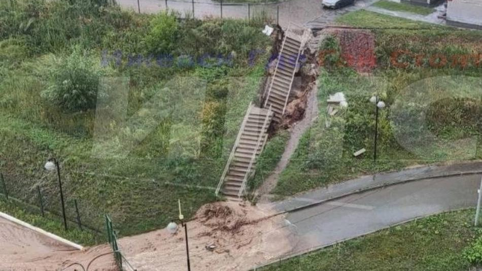 В пригороде Ижевска после ливня обрушилась лестница
