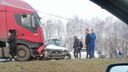 Фура и седан столкнулись на трассе под Новосибирском — видео последствий аварии