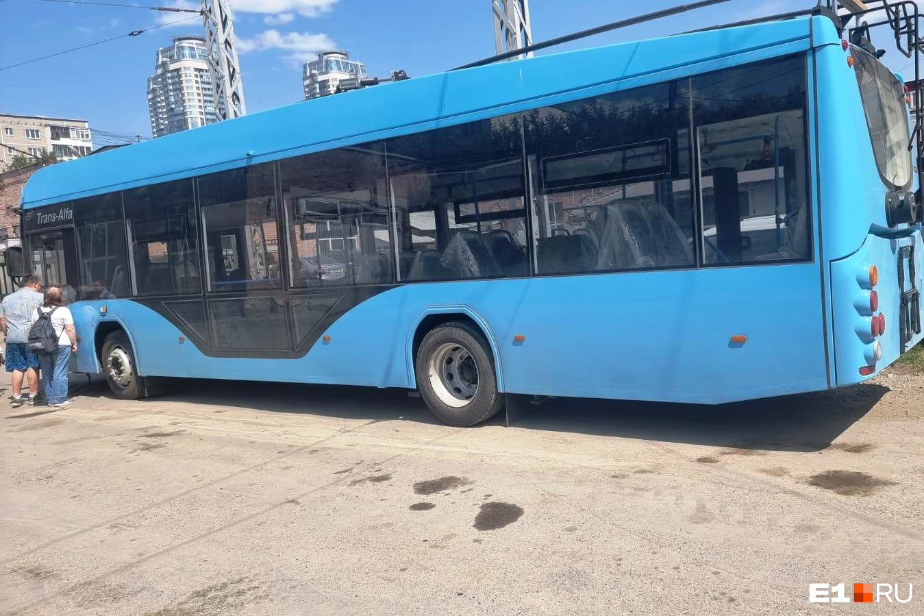 В Екатеринбург привезли красивый «прозрачный» троллейбус. Такие машины ходят в Питере