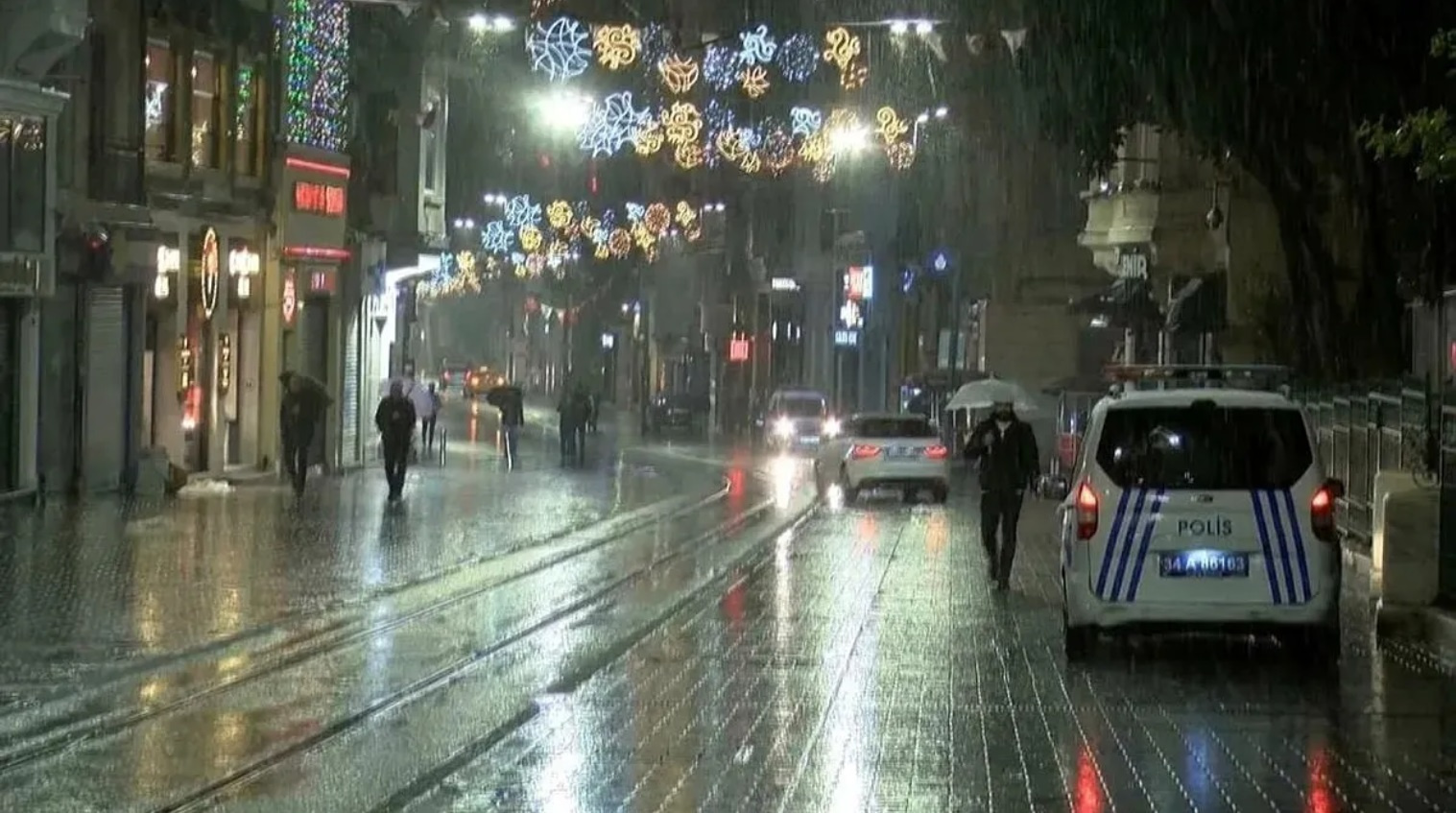 Снегопад в Стамбуле начался после шквалистого ветра и ливня