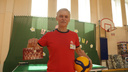 «Если человек талантливый, неважно, инвалид он или нет». Как живет и работает глухой тренер по теннису и волейболу в Москве