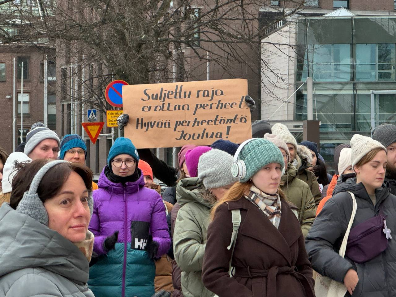 «На автобусе к бабушке». В центре Хельсинки проходит митинг против закрытия границы с Россией
