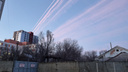 «НЛО, коронавирус или снежных блох разбрасывают?»: жителей Волгограда встревожили странные полосы в небе над городом