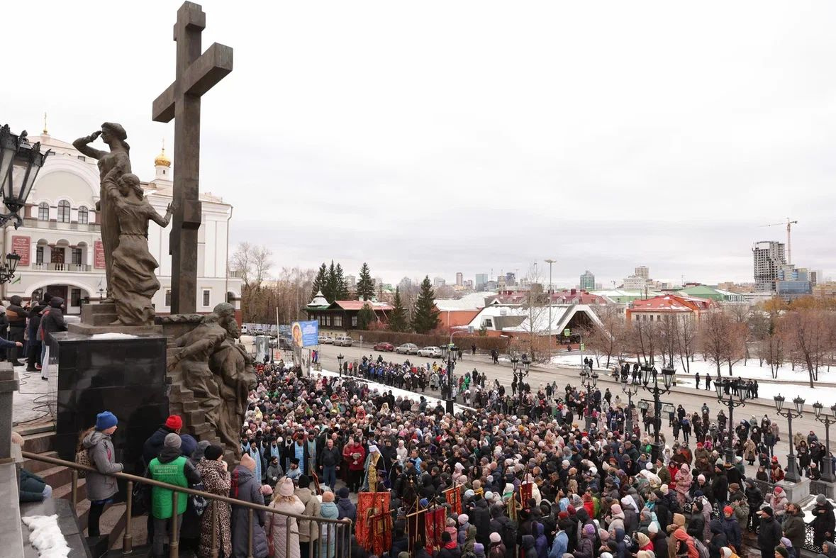 Тысячи верующих и иконы на ТЦ. Ради чего центр Екатеринбурга перекрыли без предупреждения: 10 фото