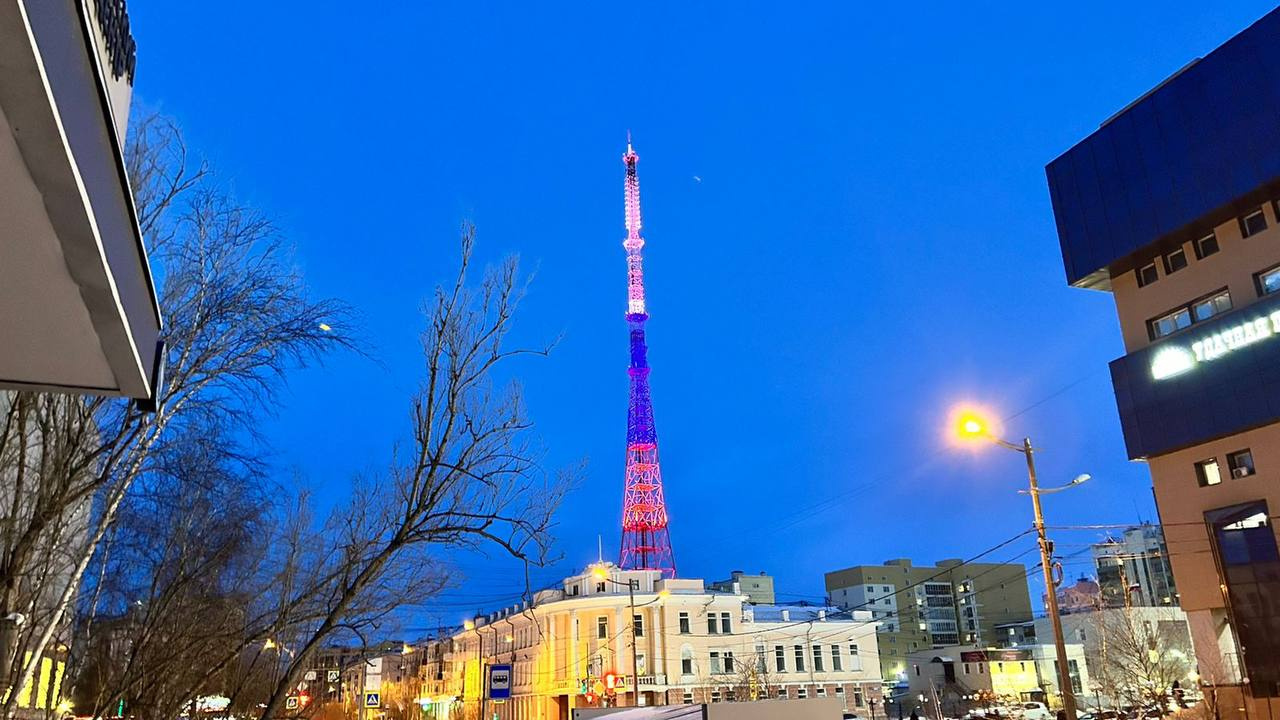 Телебашня в Якутске подсвечена цветами российского триколора