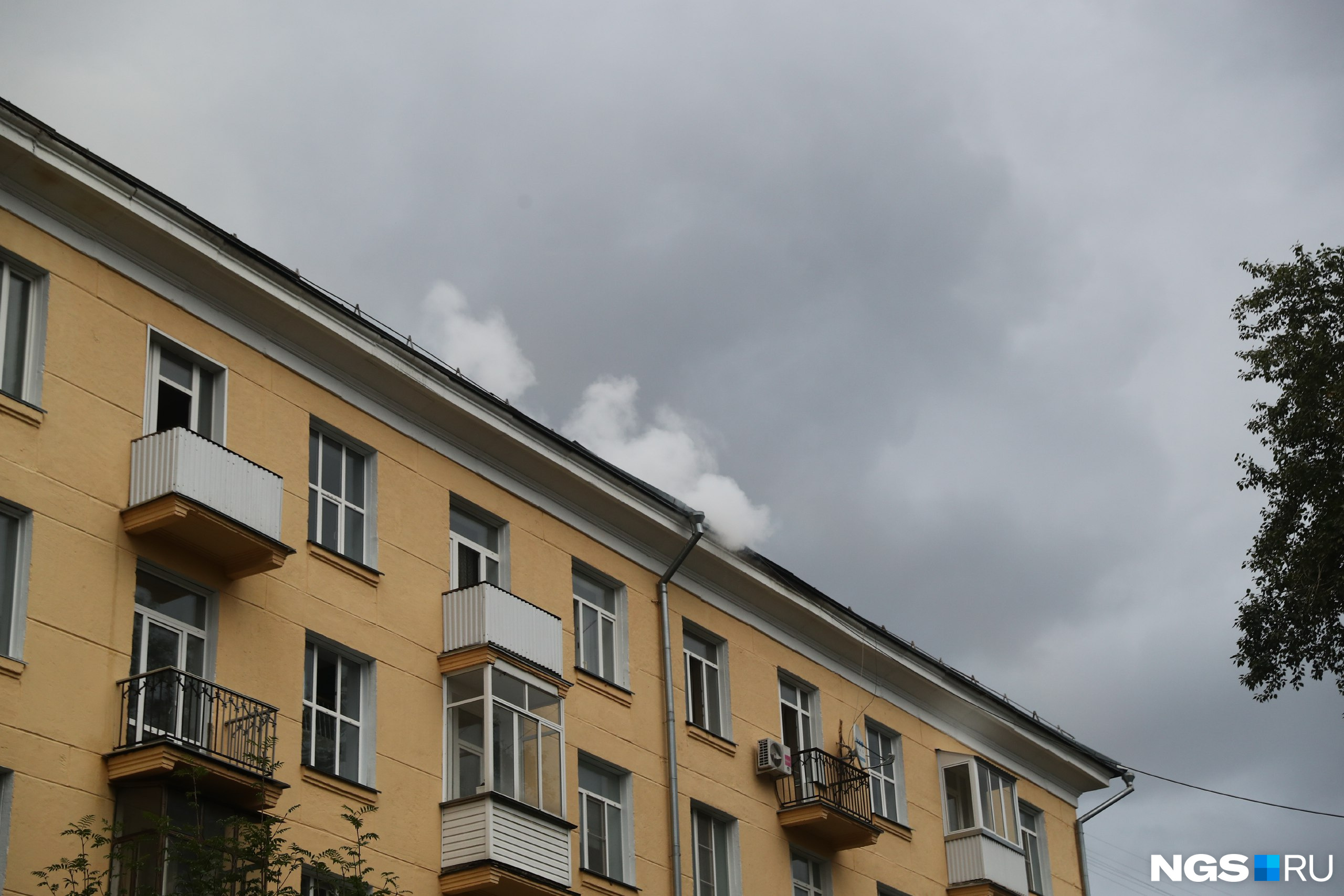 Во время пожара произошло частичное обрушение кровли Во время пожара произошло частичное обрушение кровли