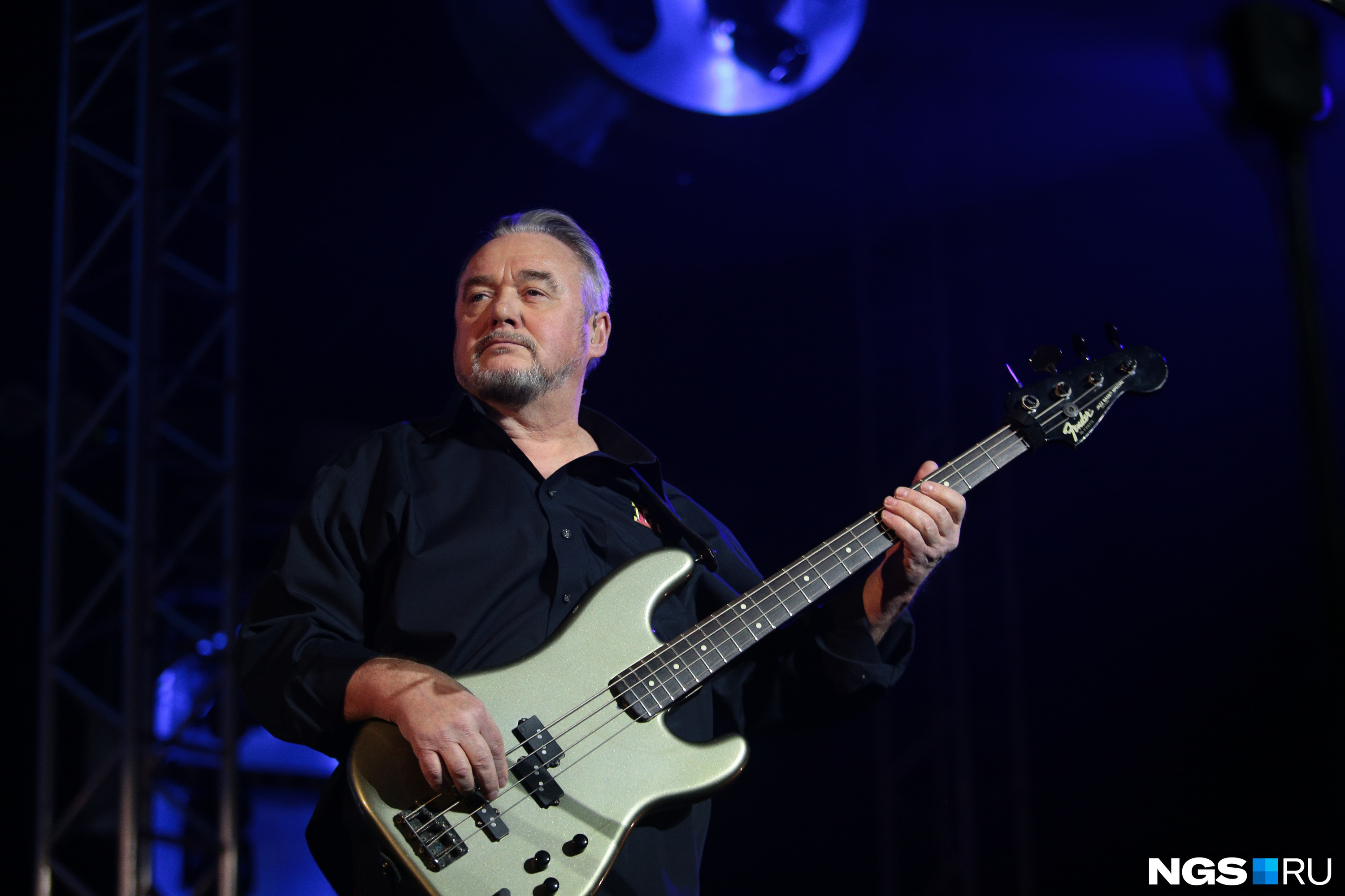 не кричи кто поет. киану ривз молодой мем. не кричи кто поет. Singer певец. микрофон селены гомес.