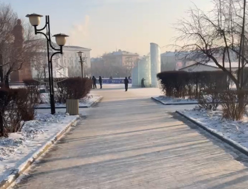 Подрядчик не успевает почистить ото льда аллею на площади Ленина в Чите