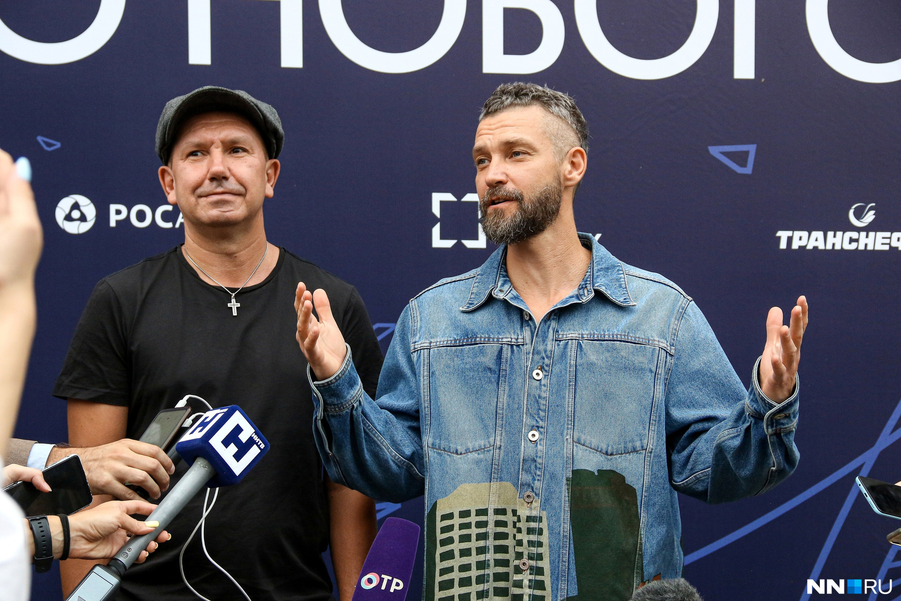 Братья Сергей и Владимир Кристовские создали группу Uma2rman двадцать лет назад. До этого сменили не одну работу. Владимир Кристовский работал парикмахером, дворником, санитаром в морге. Сергей — грузчиком, почтальоном, токарем и даже няней в детском саду Братья Сергей и Владимир Кристовские создали группу Uma2rman двадцать лет назад. До этого сменили не одну работу. Владимир Кристовский работал парикмахером, дворником, санитаром в морге. Сергей — грузчиком, почтальоном, токарем и даже няней в детском саду