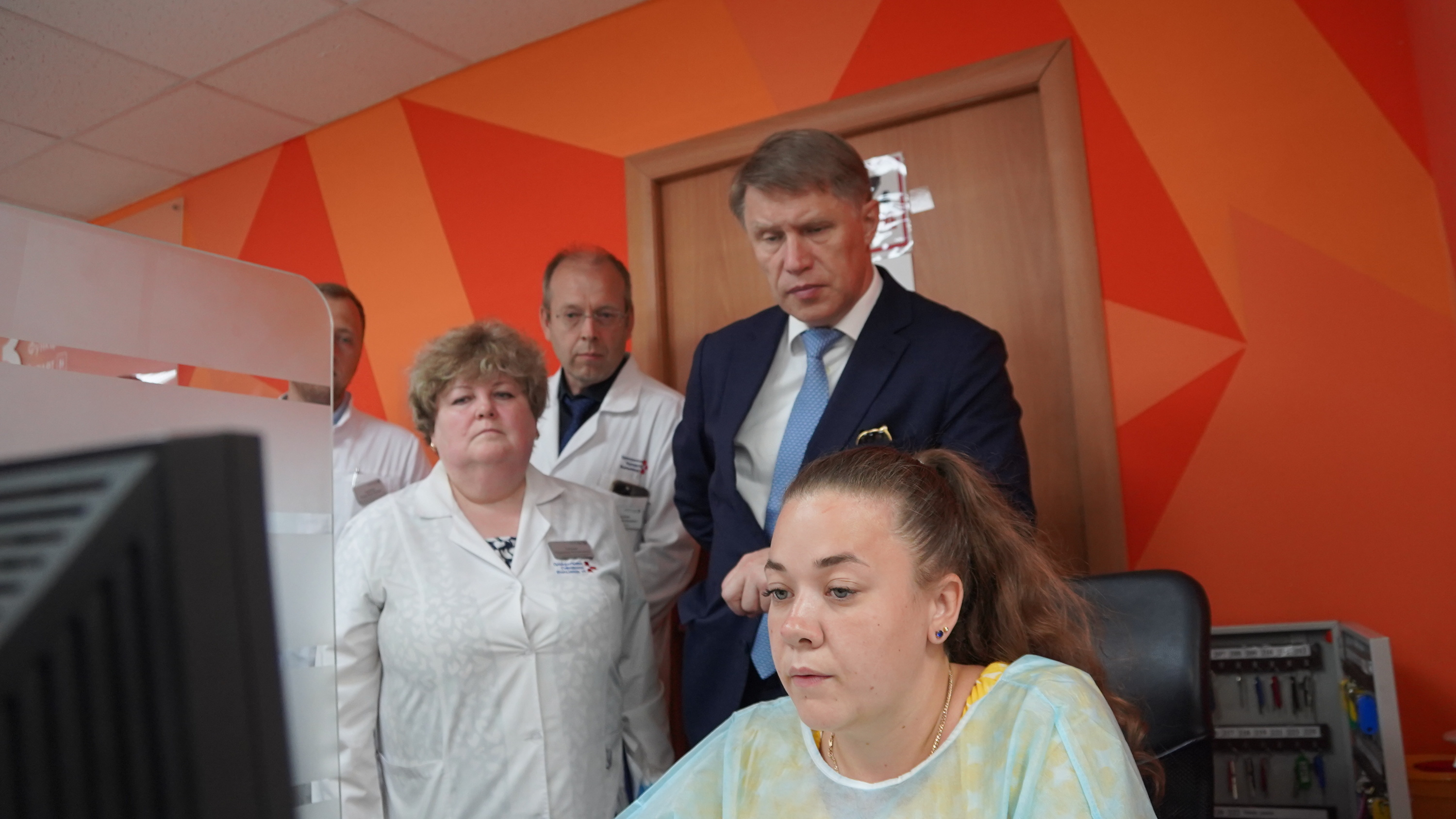 В Екатеринбург внезапно приехал министр здравоохранения РФ. Рассказываем, что он тут делал