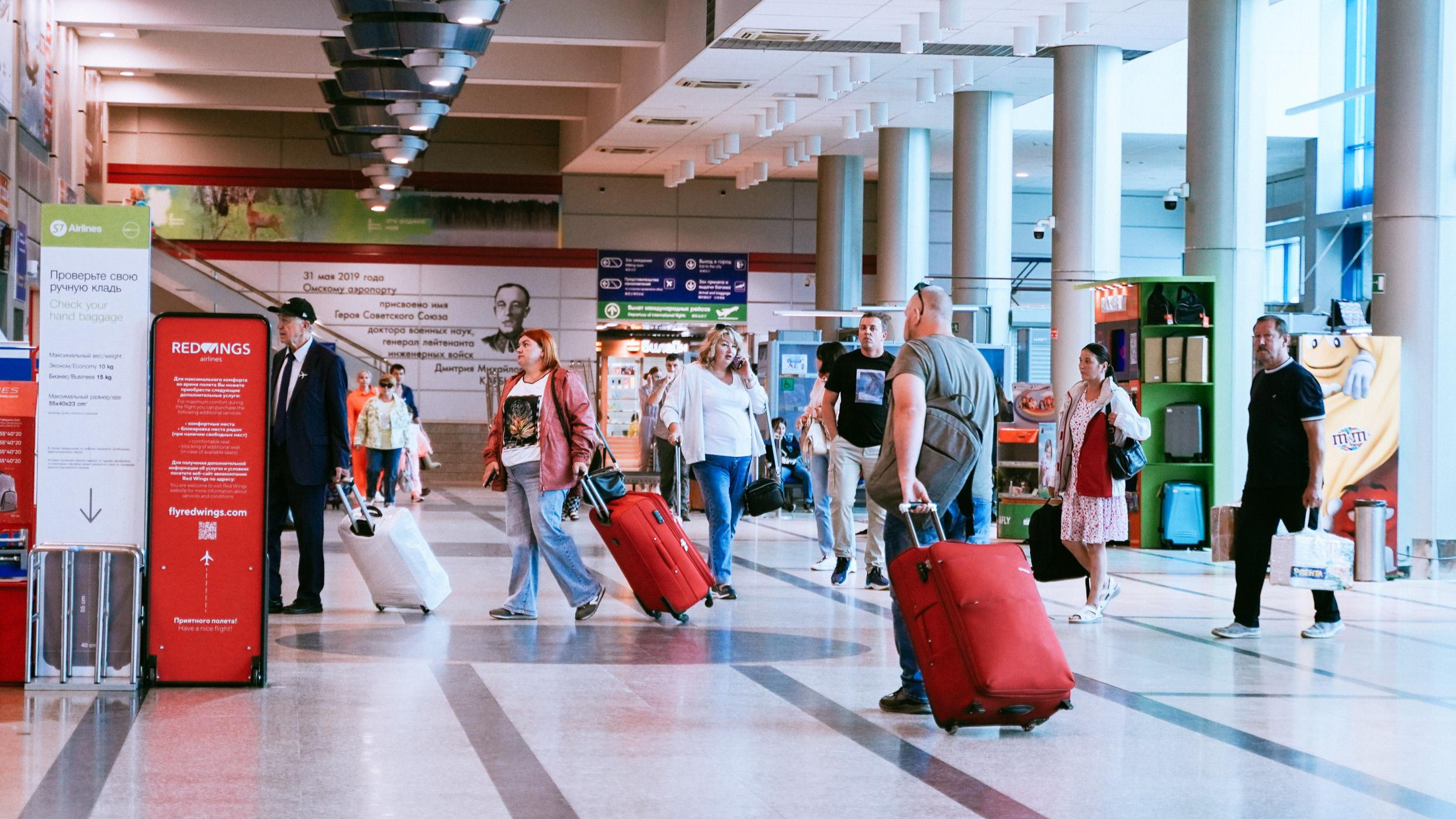 За туристами, застрявшими в омском аэропорту из-за аварийной посадки самолета, выслали запасной борт